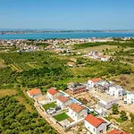 Gorgeous In Nyaraló *